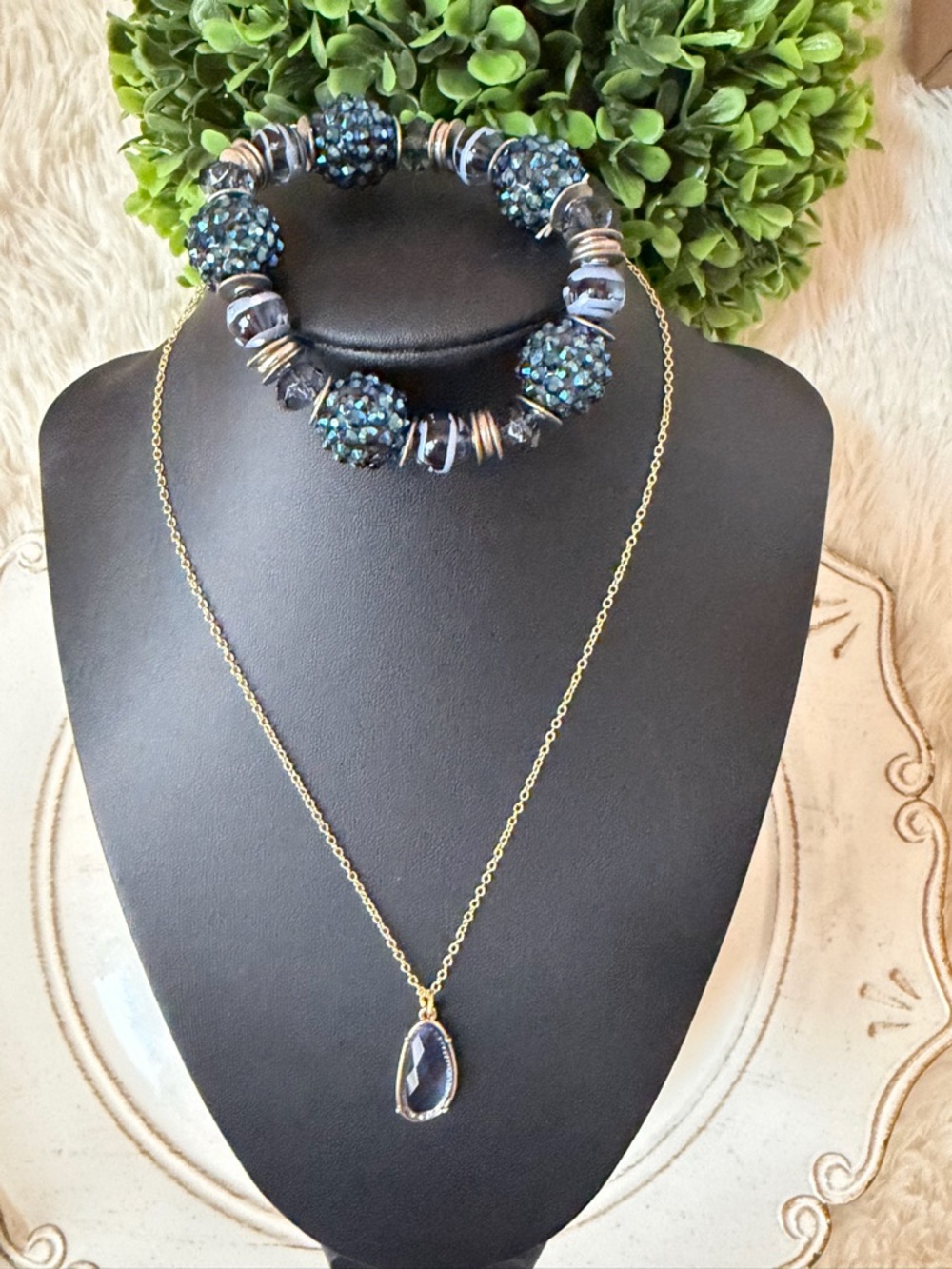 Fashion gold tone necklace and beaded stretch bracelet